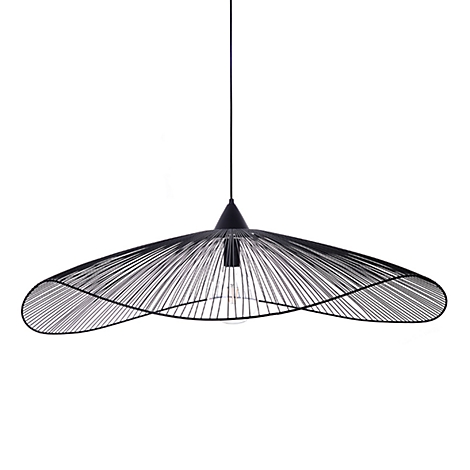 Schwarze Hängelampe mit filigranem Drahtgestell in Hutform, an schwarzem Kabel aufgehängt.