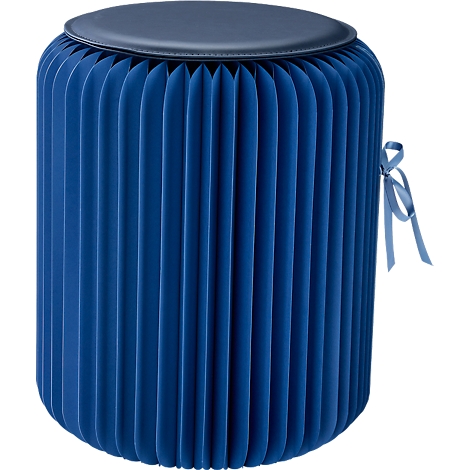 Blauer, zusammenfaltbarer Hocker mit schwarzer Sitzfläche. An der Seite ist eine Schleife angebracht.