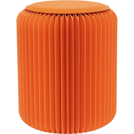 Ein orangefarbener, zusammenfaltbarer Hocker mit geriffelter Oberfläche.