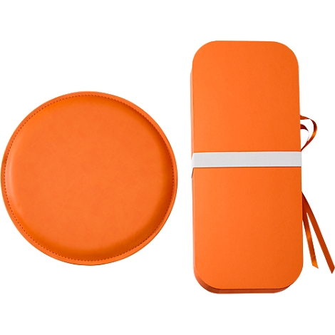 Orangenes Tablett und rechteckiges Etui mit weißem Band und Bändern. Auf weißem Hintergrund.