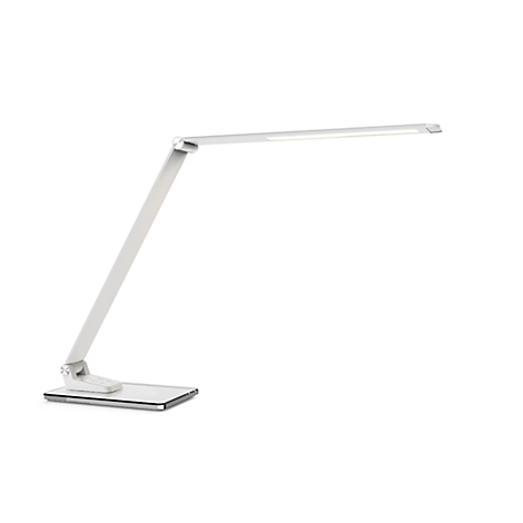 Une lampe de bureau moderne, argentée, sur fond blanc. La tête de la lampe est rectangulaire et extensible. La lampe est fixée à un bras articulé.