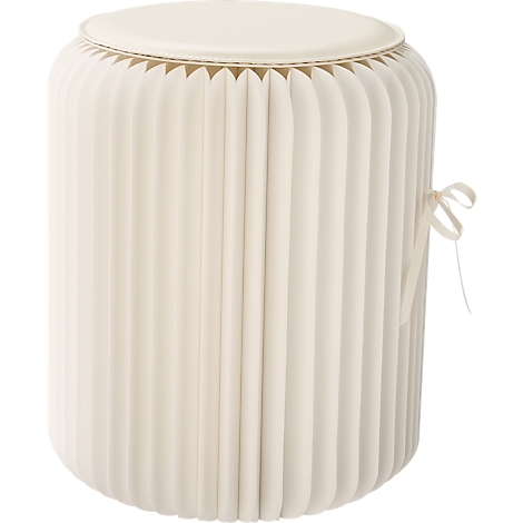 Beige ronde kruk met geplooide zijkanten en crèmekleurige zitting. Aan de zijkant is een lint bevestigd.