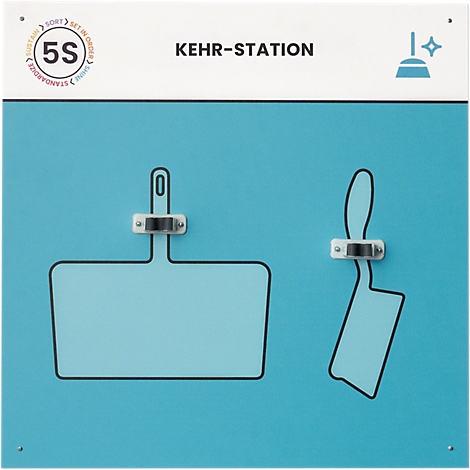 Tableau bleu avec supports pour outils de nettoyage. Inscription : Station de balayage.