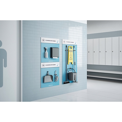 Deux tableaux de nettoyage avec des outils de nettoyage sur un mur bleu clair dans une salle de bain. Armoires à droite.