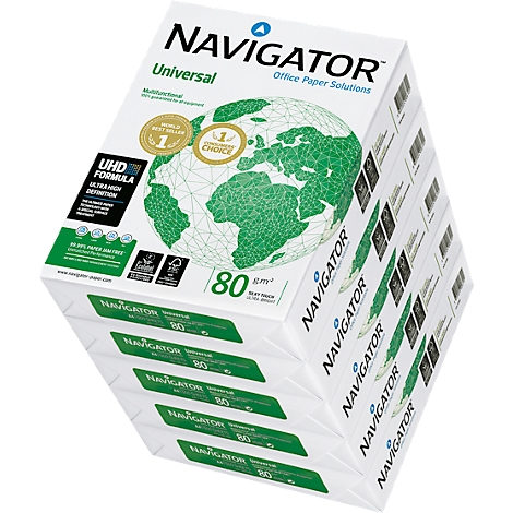 Une pile de paquets de papier étiquetés Navigator Universal, blocs blancs, carte du monde verte.