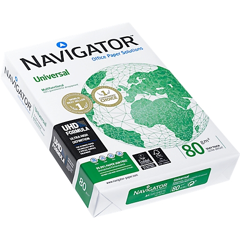 Un paquet de papier Navigator Universal. L'emballage porte la mention "Navigator" et "Universal". Il y a aussi une carte du monde.