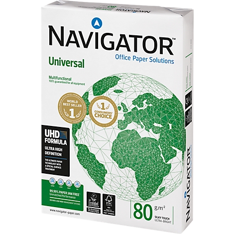 Un paquet de papier Navigator Universal. Des logos figurent sur l'emballage blanc, dont une carte du monde et des récompenses pour la haute qualité.