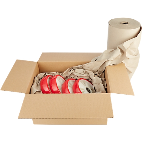 Boîte en carton ouverte avec des roues rouges, emballée dans du papier brun. A côté un rouleau de papier.