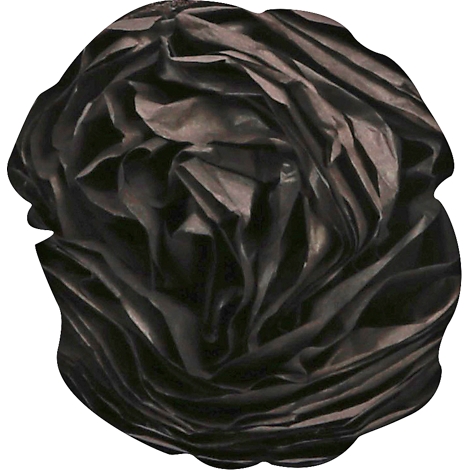 Fleur en tissu sombre et froissé sur fond blanc.