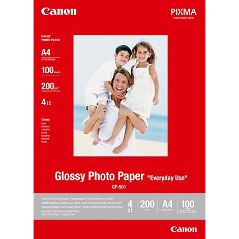 Un homme porte deux enfants sur ses épaules. Sur fond rouge, un paquet de papier photo Canon.