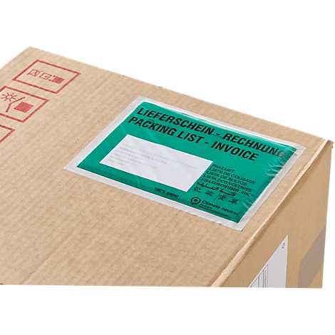 Groene documentenvelop op een bruine verzenddoos.