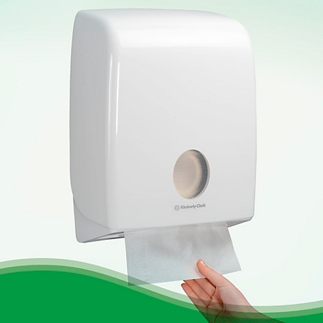 Witte papieren handdoekdispenser aan de muur. Hand trekt papier uit de dispenser.