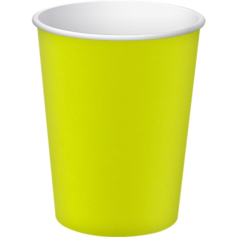 Ein gelber Pappbecher mit weißem Rand. Der Becher steht isoliert vor weißem Hintergrund.