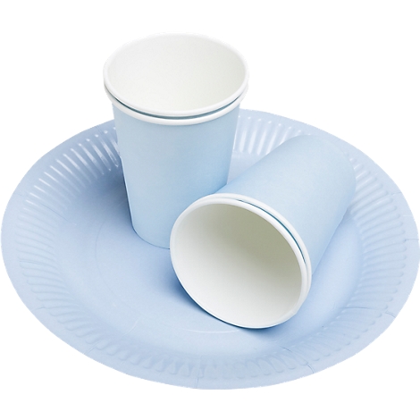 Zwei hellblaue Becher und ein Teller aus Pappe. Ein Becher steht, der andere liegt auf dem Teller. Beide sind von innen weiß.