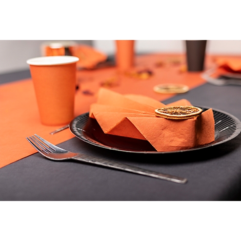 Tischdekoration mit orangefarbener Serviette, Teller mit Zitronenscheibe, Gabel und Becher.