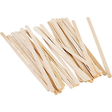 Tas de bâtonnets de bois plats. Ils sont brun clair et gisent éparpillés au hasard.