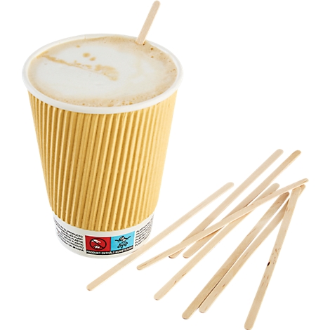 Tasse de café avec mousse de lait et bâtonnets en bois, tasse jaune. Sur fond clair.