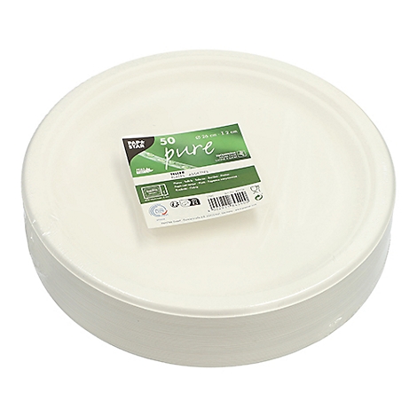 Une pile d'assiettes blanches, partiellement enveloppées dans du plastique. Une étiquette portant la mention "50 pure" est attachée à l'une des assiettes.