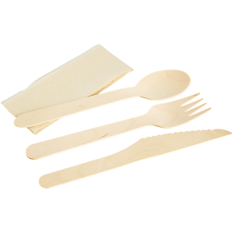 Holzbesteck mit Serviette, bestehend aus Messer, Gabel und Löffel, auf weißem Hintergrund.