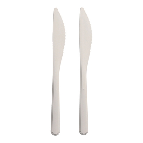 Deux couteaux en plastique blancs, sur fond blanc.