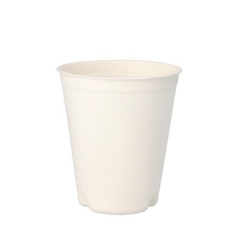 Gobelet blanc clair, non imprimé, sur fond blanc. Le gobelet a une surface légèrement ondulée.