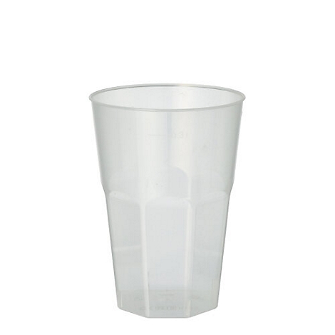 Gobelet en plastique transparent avec un design octogonal.