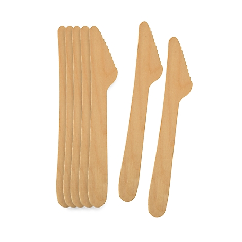 Mehrere Holzmesser, die auf einem weißen Hintergrund liegen. Drei Messer sind im Vordergrund, der Rest im Hintergrund.