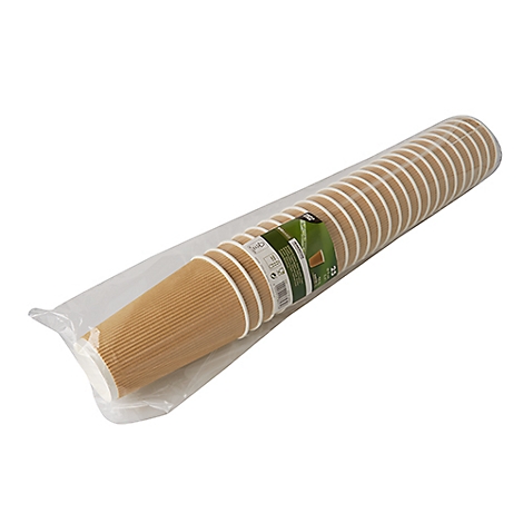 Kaffeetassen aus braunem Papier, verpackt in Plastikfolie.