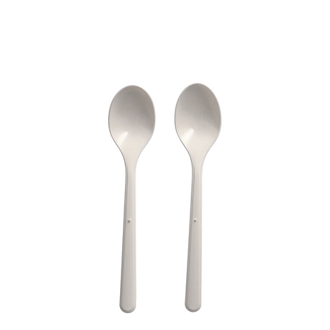Zwei weiße Löffel vor weißem Hintergrund.