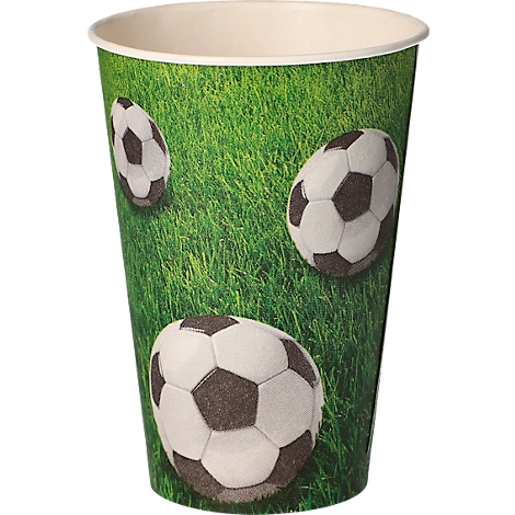 Papieren beker met een voetbalmotief. Voetballen zijn afgebeeld op groen gras.