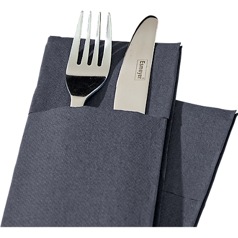 Mise en place : Une fourchette et un couteau sont dans une serviette gris foncé.