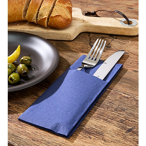 Des olives, du pain et des couverts dans un sac en tissu bleu sur une table en bois.