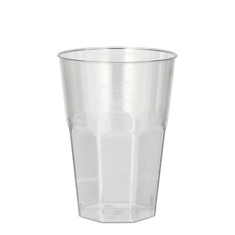 Gobelet en plastique transparent avec un motif octogonal.