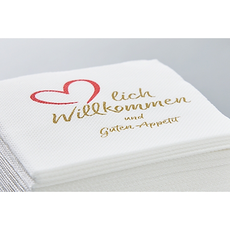 Serviettenstapel mit rotem Herz und Schriftzug "Willkommen und Guten Appetit".