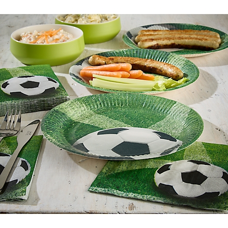 Borden en servetten met een voetbalontwerp, worstjes, groenten en aardappelsalade.