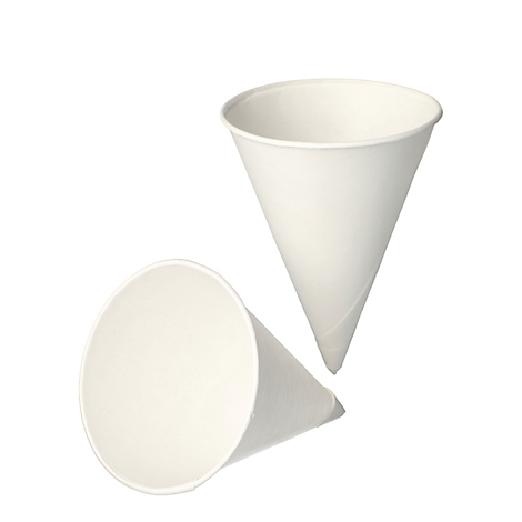 Zwei weiße Papierbecher in konischer Form, einer liegt, der andere steht.