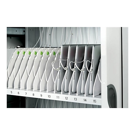 Ladeschrank mit nummerierten Fächern für mehrere Tablets, die über weiße Ladekabel angeschlossen sind.