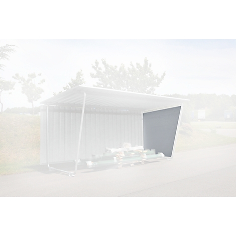 Cobertizo de almacenamiento con pared lateral gris. Construcción ligera del techo. Los materiales se apilan dentro del cobertizo.