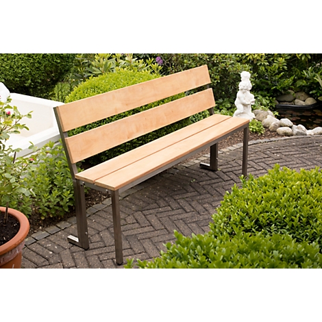Holzbank im Garten, mit Metallgestell. Dahinter ein kleiner Teich und grüne Büsche.