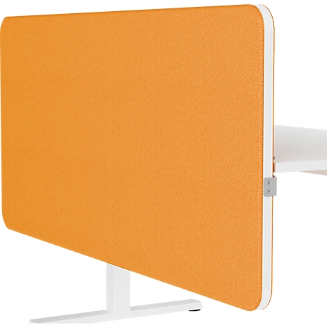 Un séparateur de bureau en feutre orange. Les bords sont arrondis et encadrés en blanc. Le mur est fixé à une table blanche.