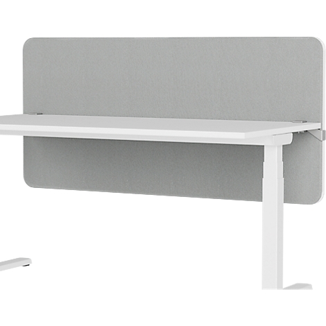 Un bureau blanc avec une cloison grise fixée à l'arrière.