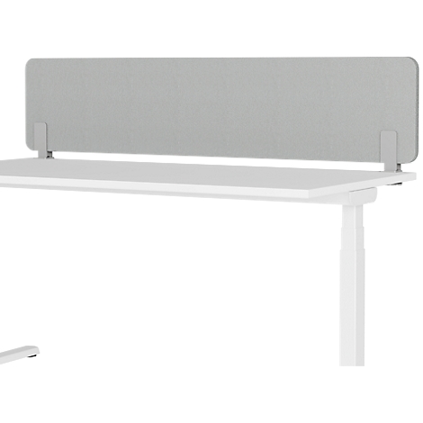 Séparation de bureau grise avec table blanche. La séparation est fixée à la table aux deux extrémités avec des supports.