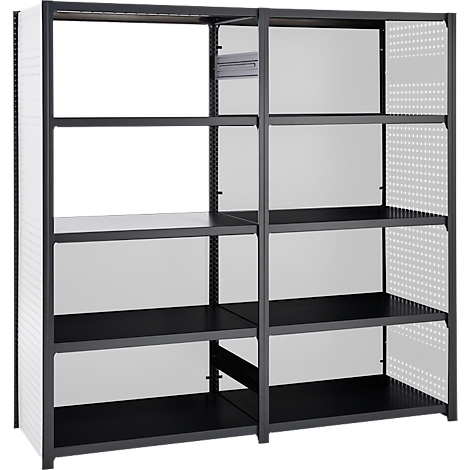 Une étagère métallique grise avec quatre niveaux, des panneaux arrière blancs et un motif perforé sur les parois latérales.