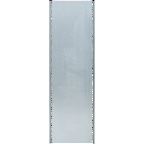 Plaque métallique avec perforations sur les côtés. Un gros plan.