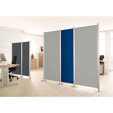 Office partition: Grey and blue fabric walls stand in an office. Bright environment with desk and chairs.