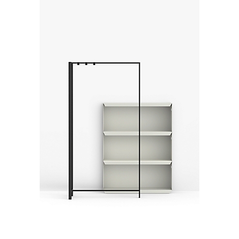 Étagère à encadrement noir avec trois niveaux à côté d'un portant noir. Fond blanc.
