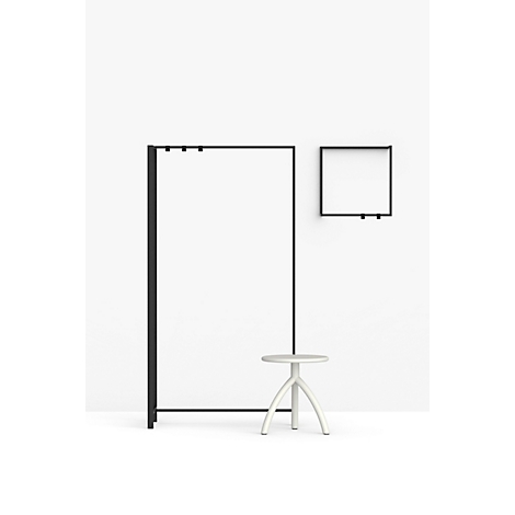 Image avec cadre en métal noir, tabouret blanc et cadre mural carré sur fond blanc.