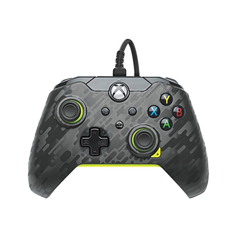 Ein grauer Xbox-Controller mit grün umrandeten Joysticks und farbigen Knöpfen. Das Design zeigt ein unregelmäßiges Muster, das an Tarnung erinnert.