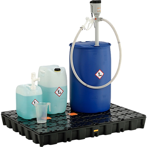 Blaue Tonne mit Pumpe und Behältern auf schwarzer Kunststoffpalette. Gefahrensymbole.