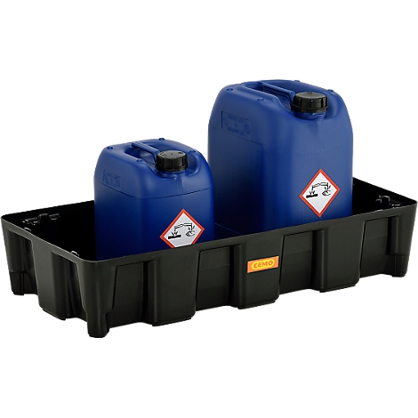 Zwei blaue Kanister mit Gefahrgut-Symbolen stehen in einer schwarzen Wanne.